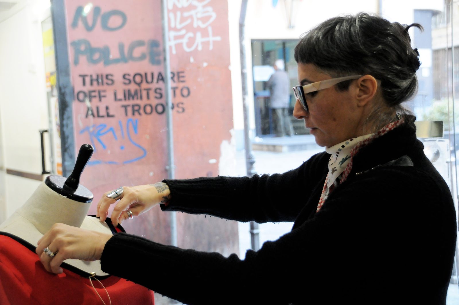Raffaella Rovida al lavoro nella sartoria di via di Pré