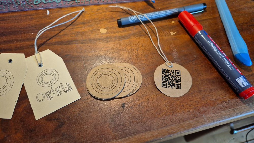 Il cartellino con il QR code Cartellini Ogigia in legno inciso, uno con il QR code del certificato